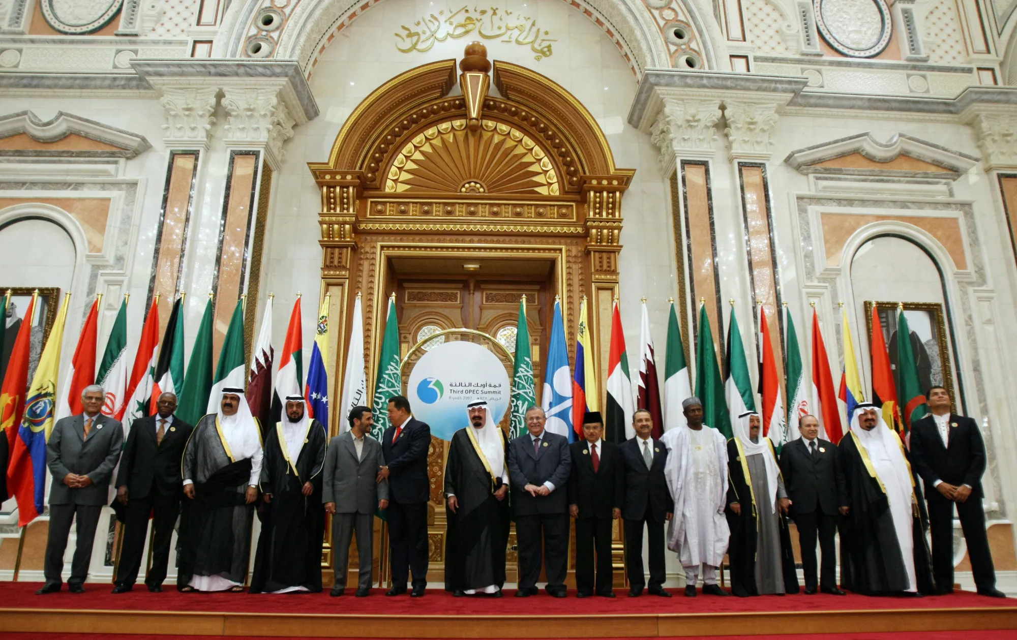 الإمارات تنسحب من أوبك وتأثيرات السوق النفطية