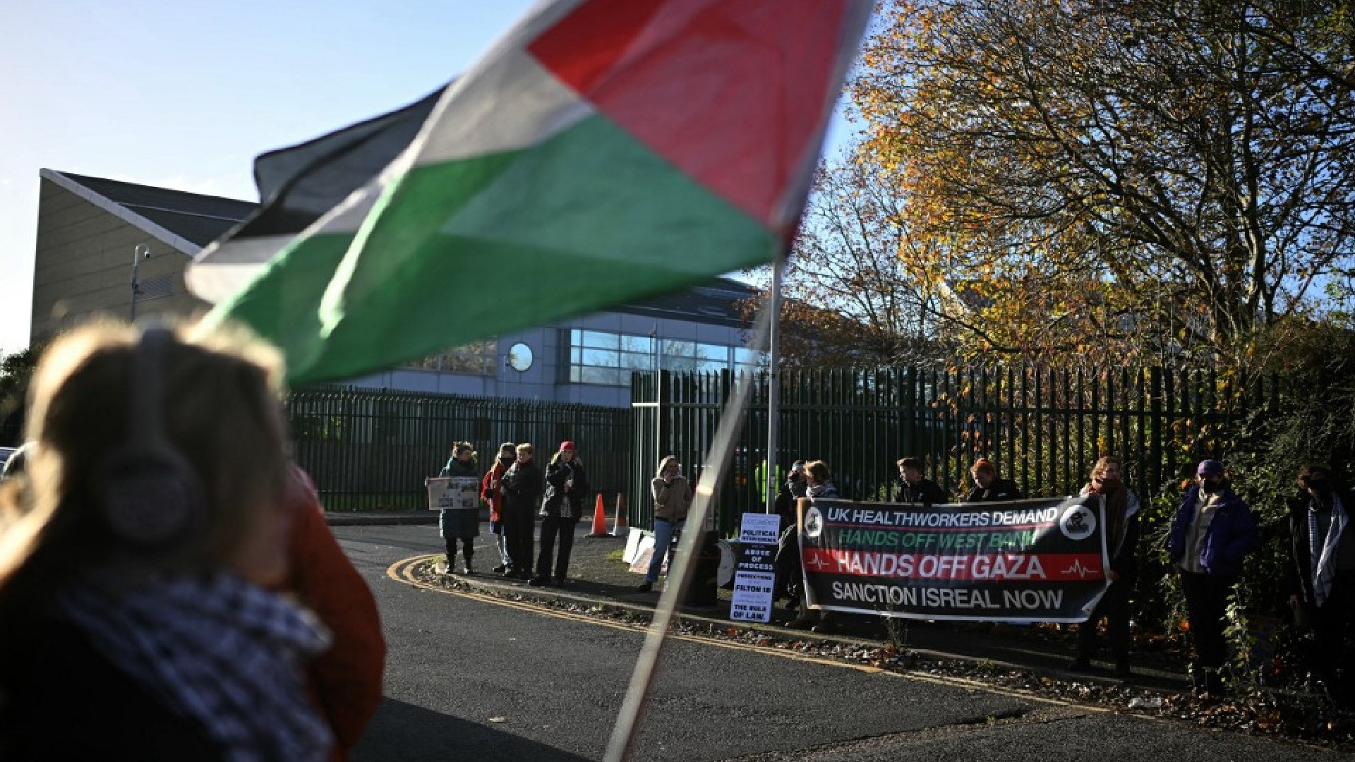 شهادة ديفلين في قضية اقتحام مصنع إلبت