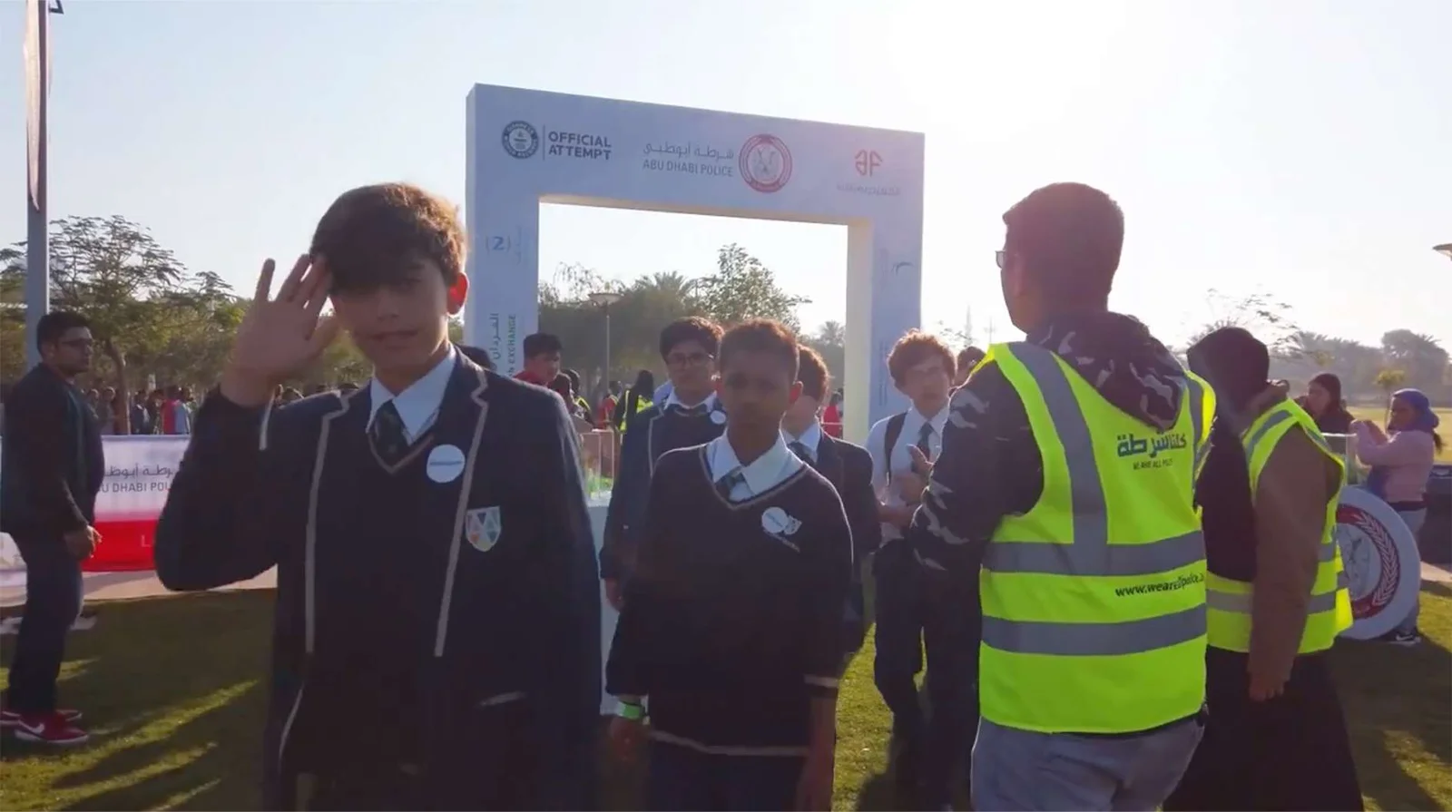 شرطة أبوظبي تحقق حلم شقيقين في تجربة دورية شرطة