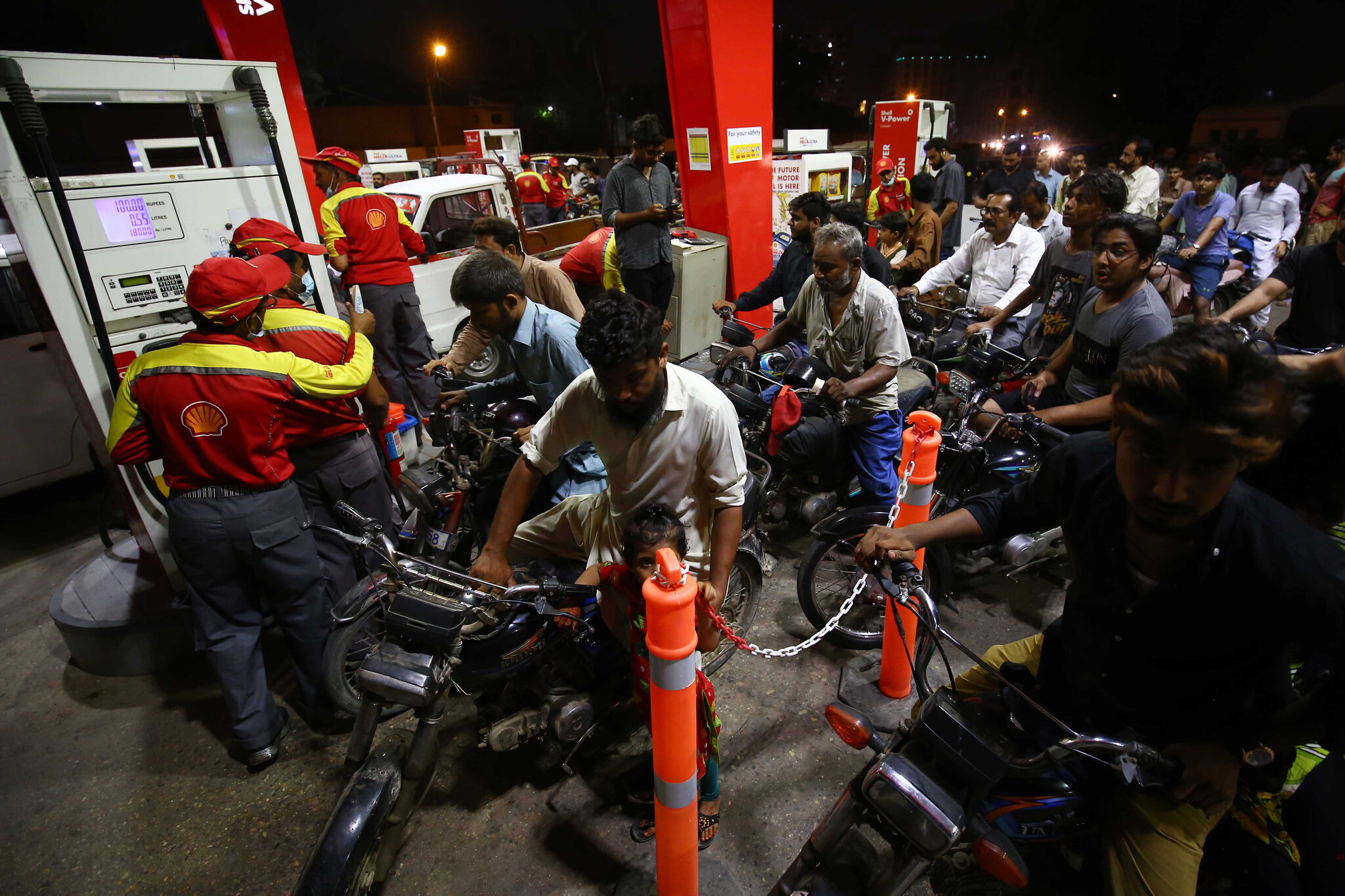 الخطوط الجوية الباكستانية تلغي الخصومات بسبب ارتفاع الوقود