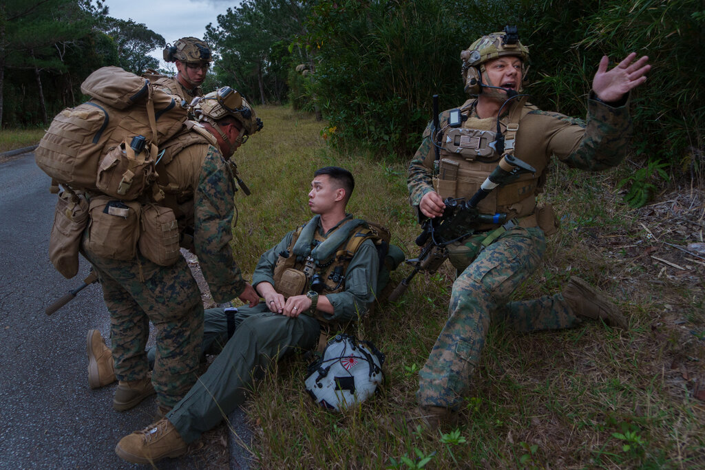 اعتقال مشاة البحرية الأمريكية في أوكيناوا