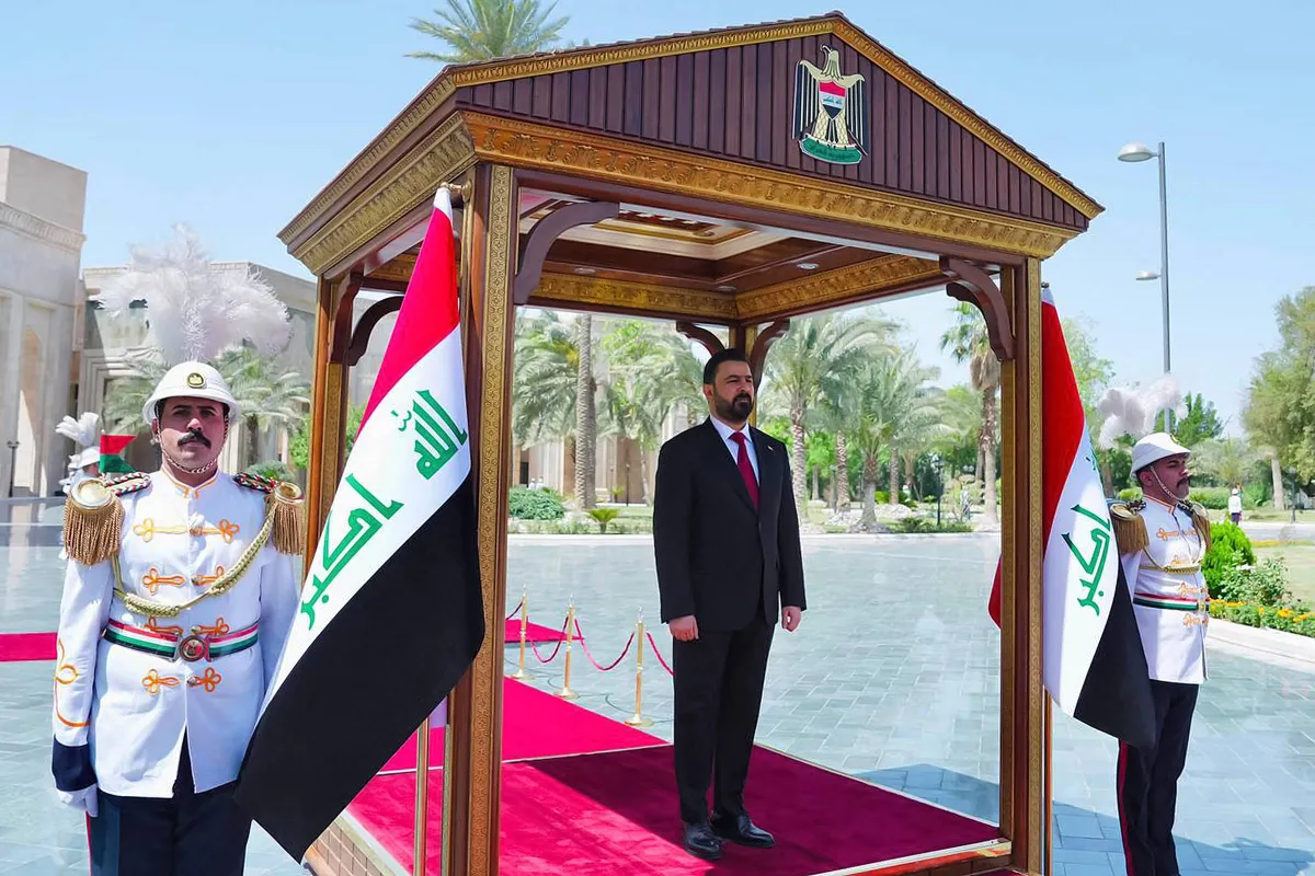 تسليم المهام لرئيس الوزراء العراقي الجديد
