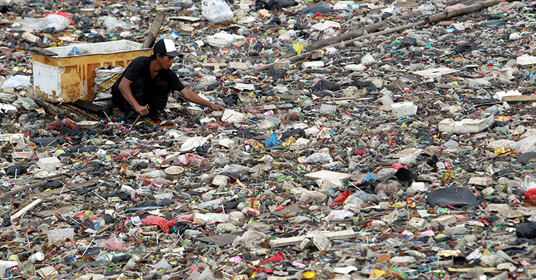 ارتفاع أسعار البلاستيك وتأثيره على المشاريع الصغيرة في إندونيسيا