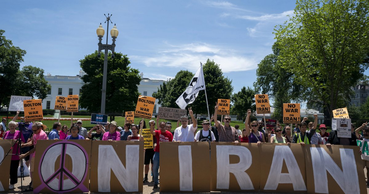 Trump's Policy Fluctuations Create Confusion Over Iran Strategy