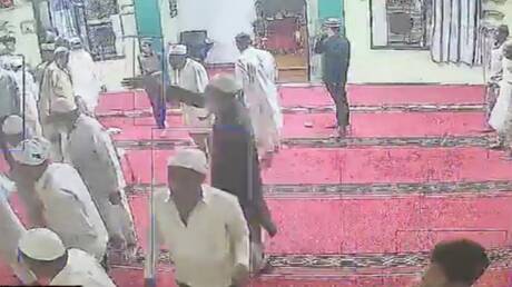 ثعبان يظهر داخل مسجد هندي أثناء الصلاة