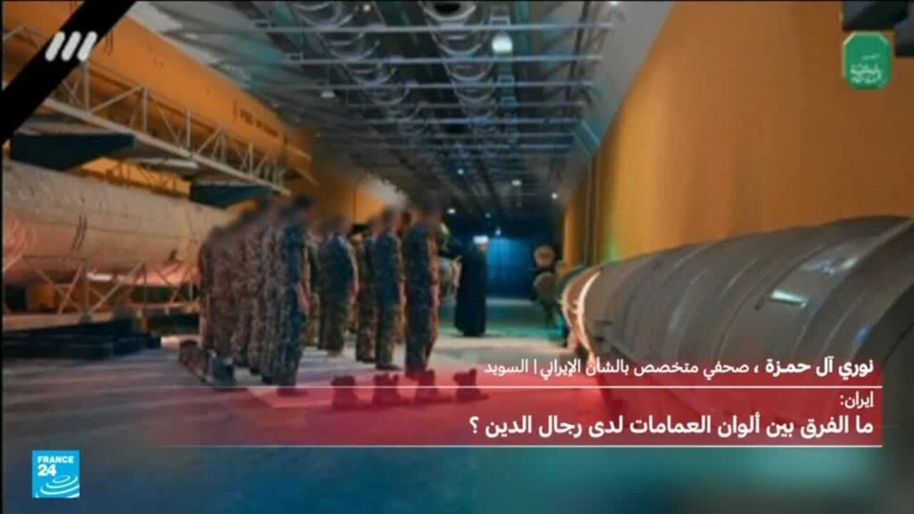 رجل مُعمم يؤم ضباطاً في منشأة عسكرية إيرانية