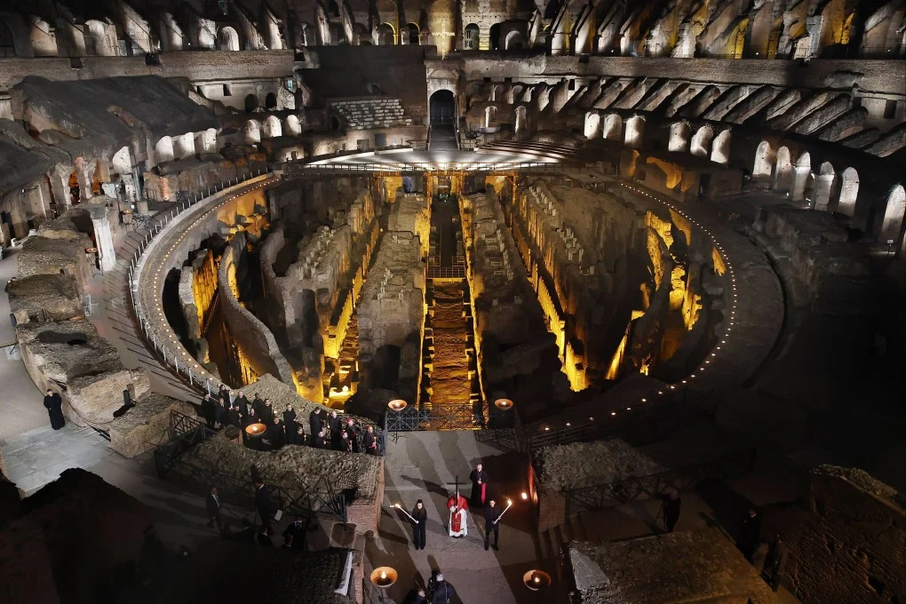 البابا ليون يحمل الصليب في الجمعة العظيمة