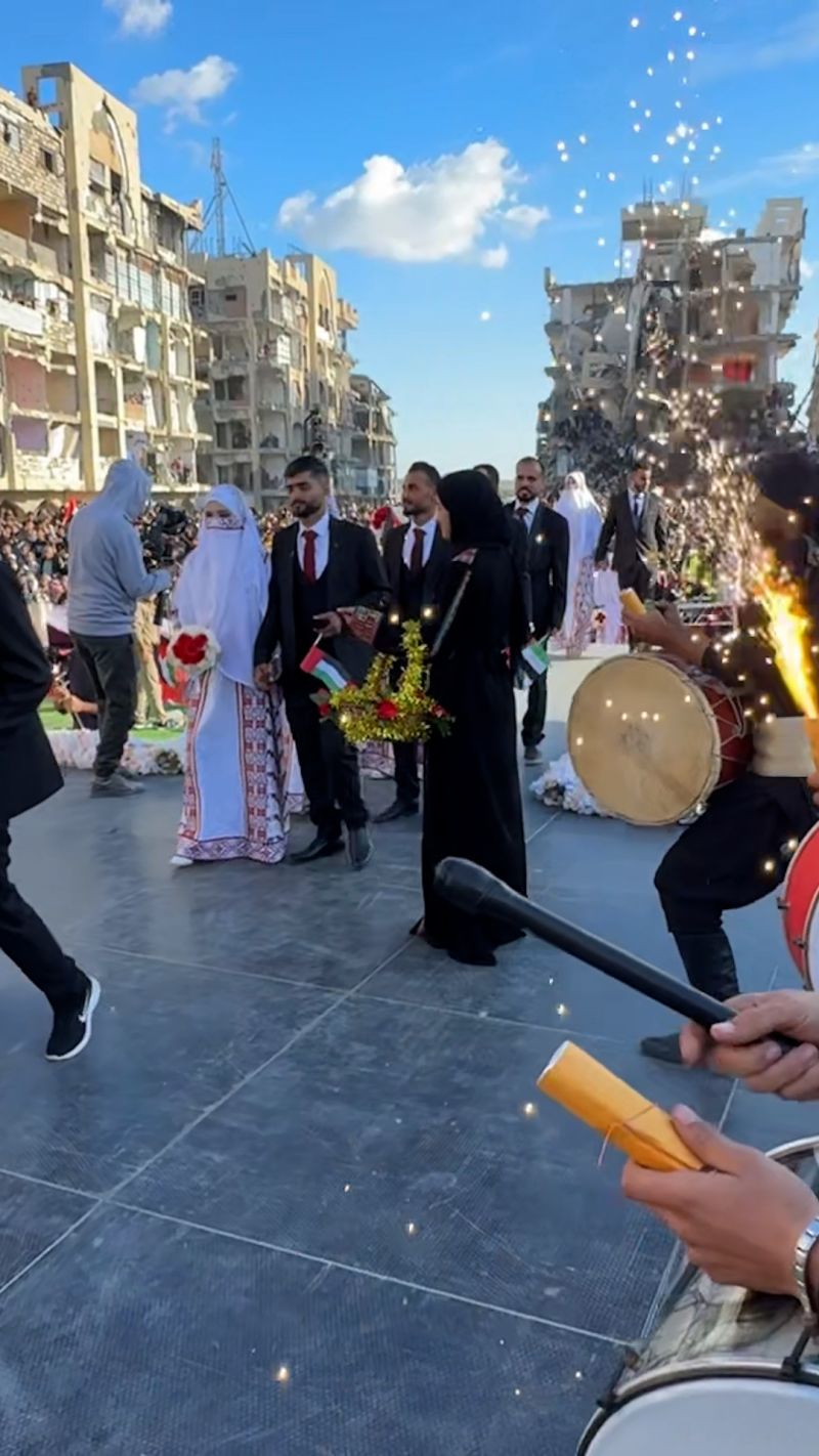 قرعة اختيار العرسان لحفل "ثوب الفرح 2" في غزة