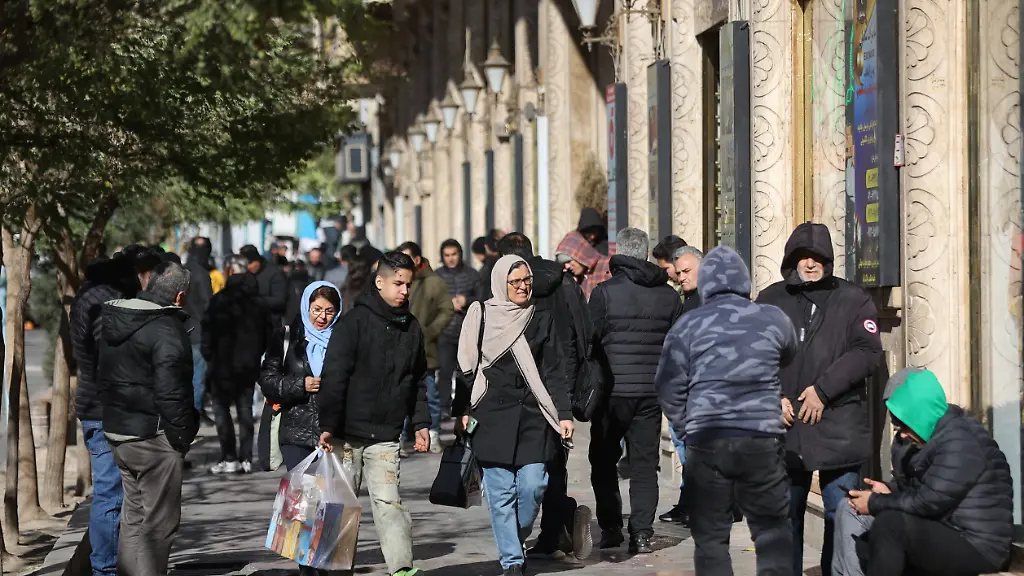 الريال الإيراني في أدنى مستوياته وسط الأزمات