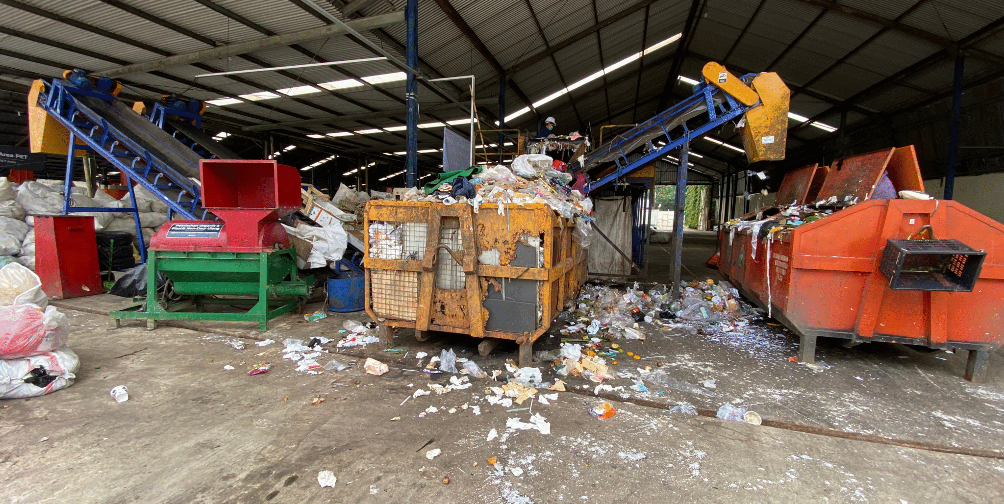 إطلاق صندوق ذكي لجمع النفايات في جاكرتا