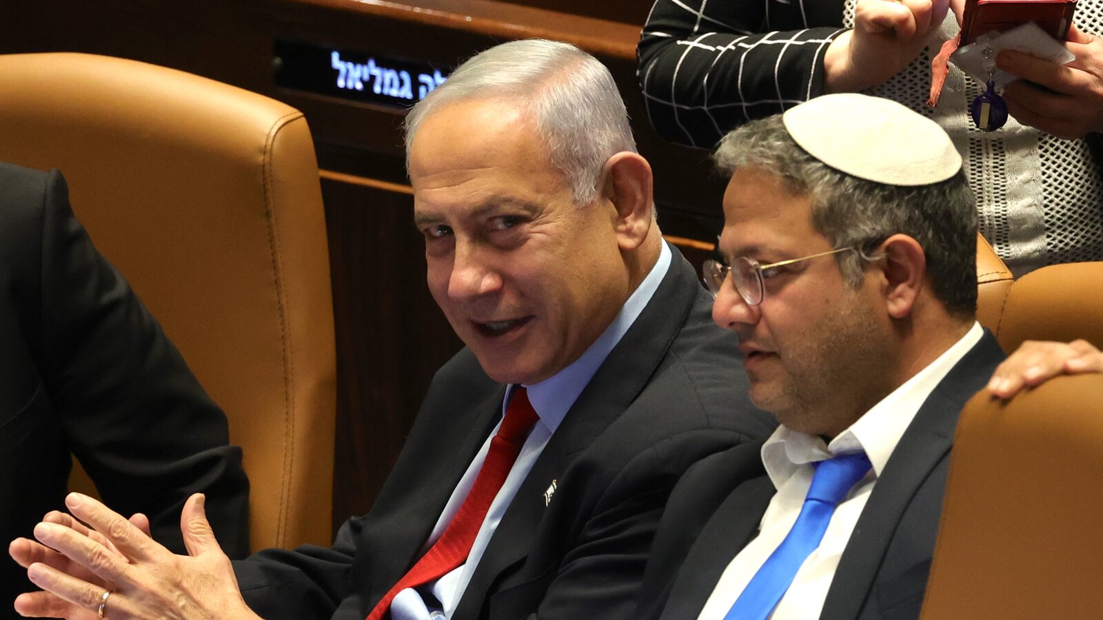 مستوطن إسرائيلي يؤكد: "هذه أرضنا" وسط تصاعد التوترات