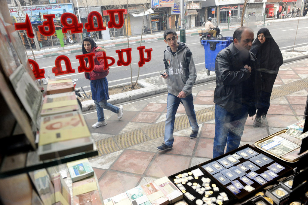 تحذيرات حول سياسة سعر الصرف في إيران وتأثيرها