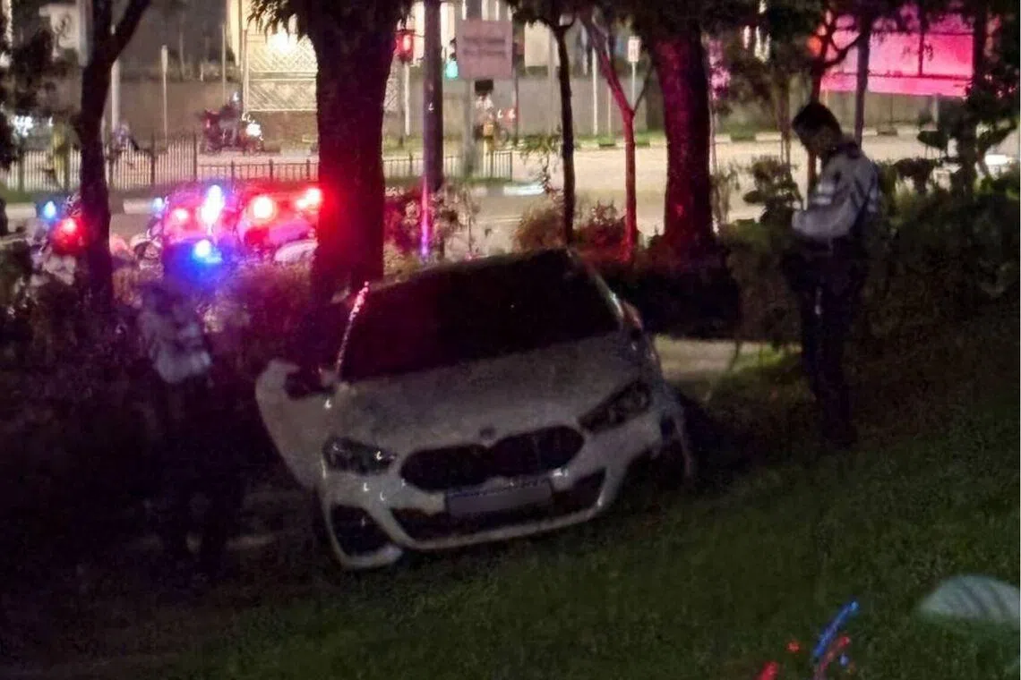 تحقيقات الشرطة في حادث انزلاق سيارة في سنغافورة