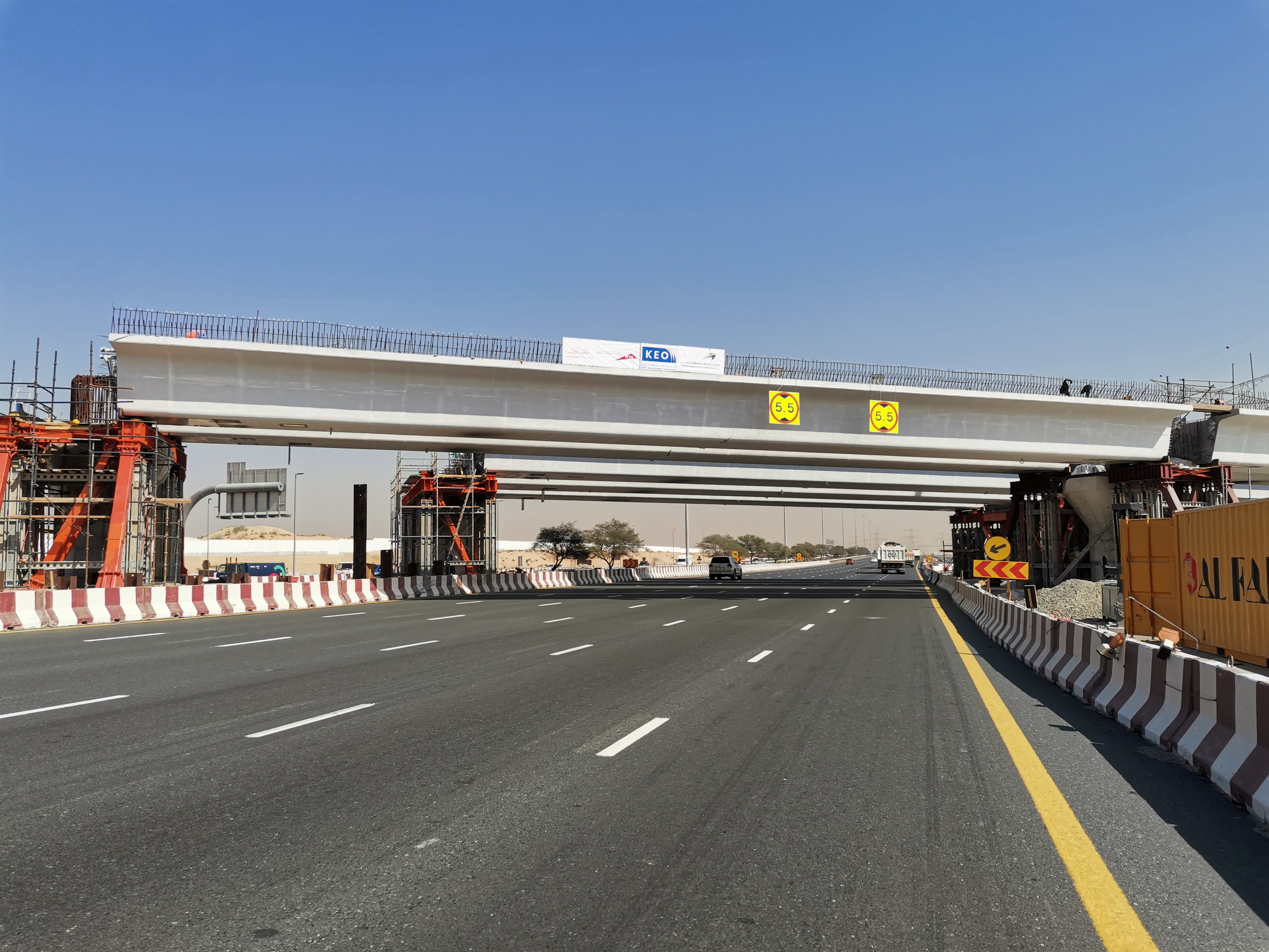 حادثة دهس مشاة في دبي: ضرورة تعزيز السلامة المرورية