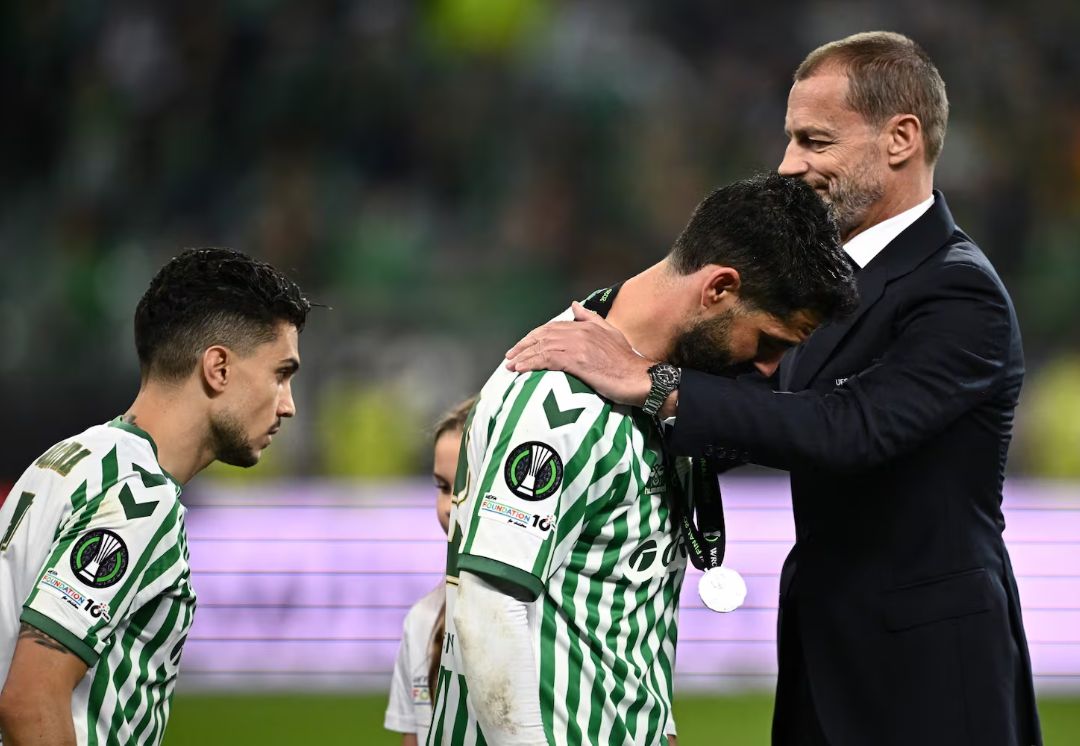 عودة إيسكو للتدريبات مع ريال بيتيس بعد غياب طويل