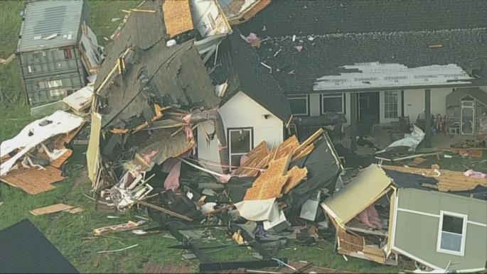 عواصف رعدية وأعاصير في تكساس وتأثير العواصف الثلجية في موسكو