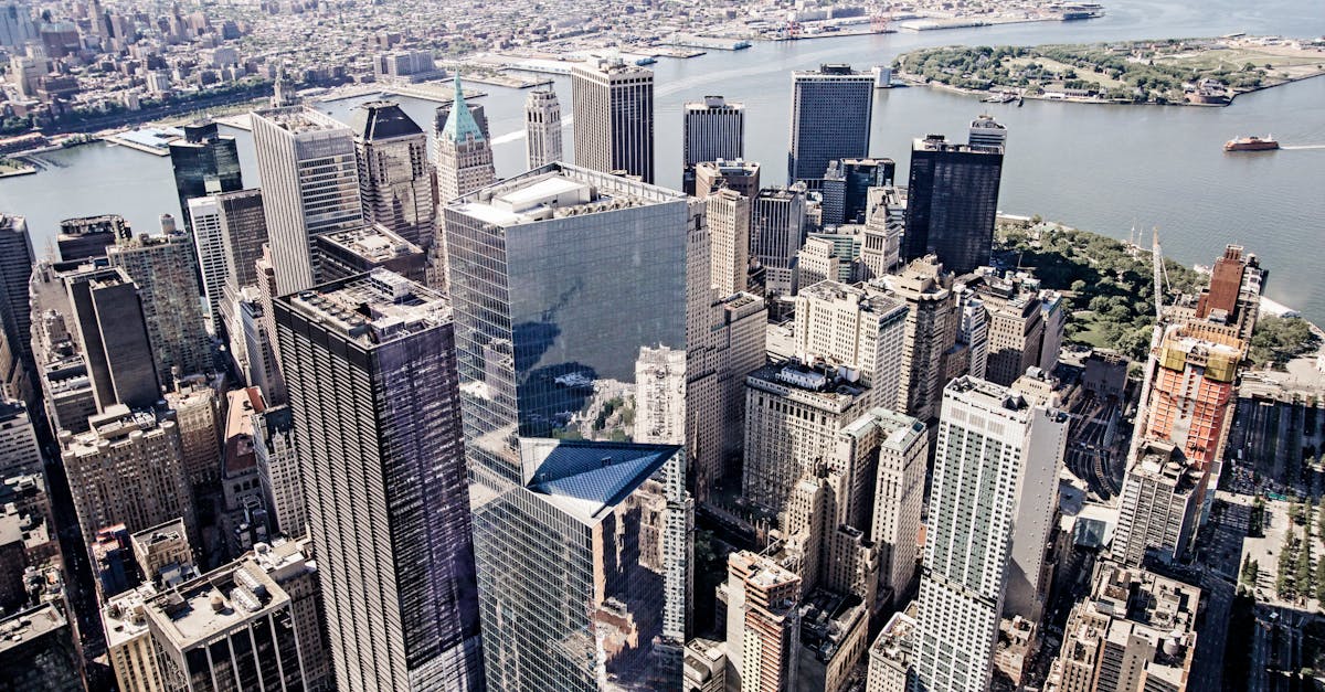 إصابة شخص وتضرر مبانٍ في تل أبيب جراء هجوم صاروخي إيراني