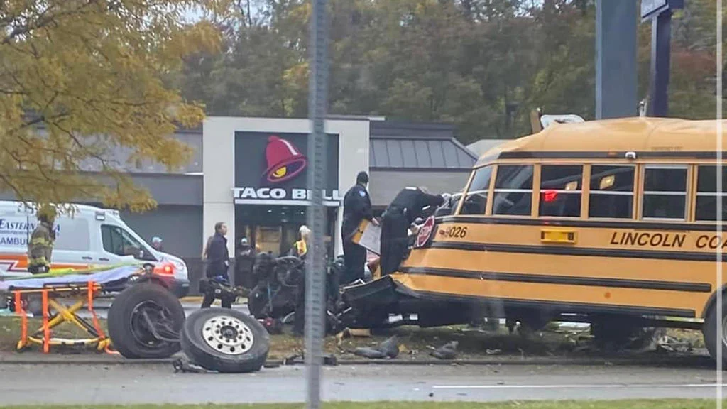 تصادم أتوبيس مدرسة في كرداسة يُسفر عن إصابة 20 طالبًا