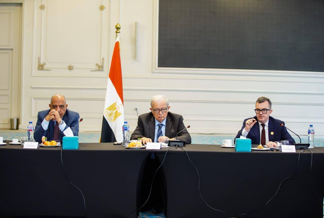 الحكومة المصرية تبحث تمويل مشروعات البنية التحتية