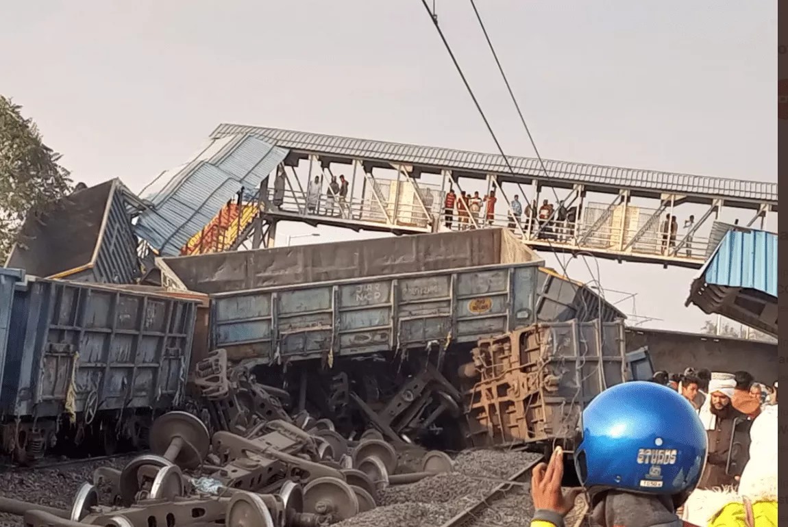 استمرار حركة القطارات في إندونيسيا بعد حادث انزلاق