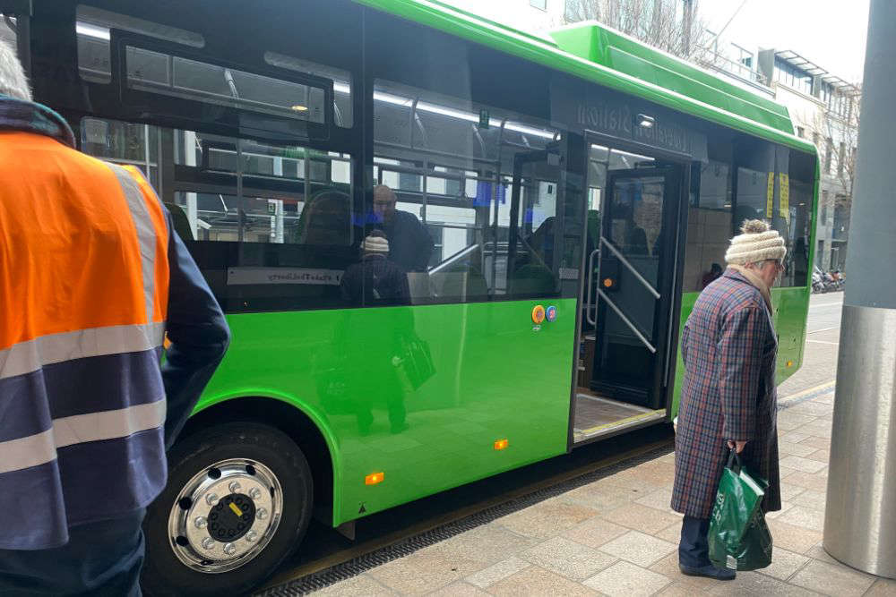 Tester le service de bus électriques gratuits à Bogor
