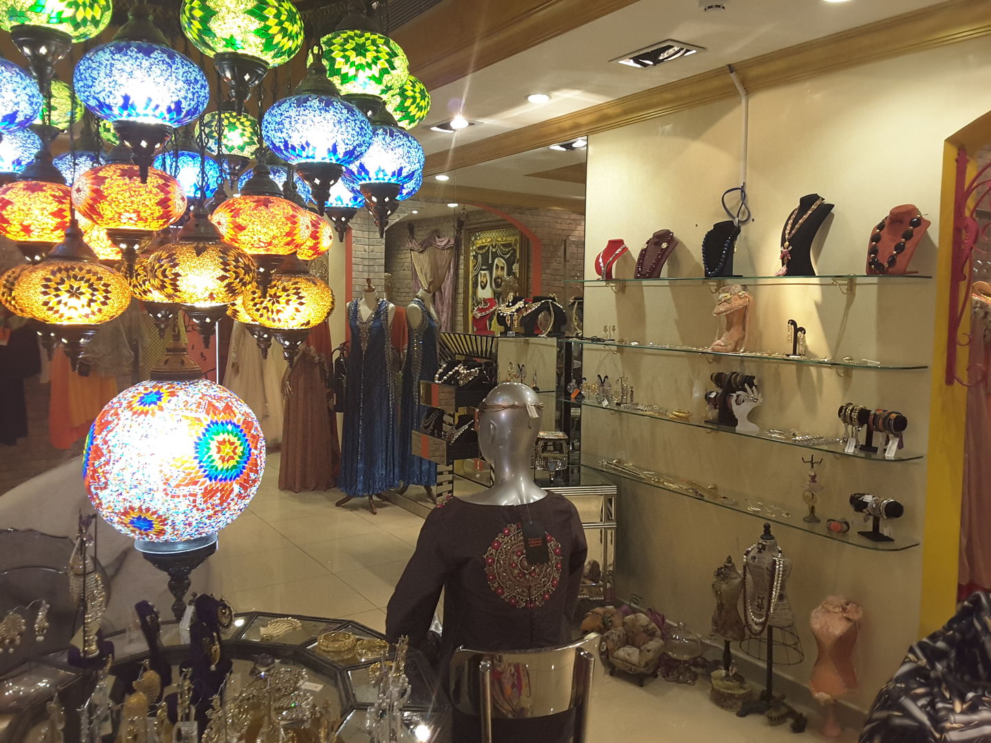 VESIMI تحتفل بإطلاق مجموعة جديدة من الأزياء الفاخرة