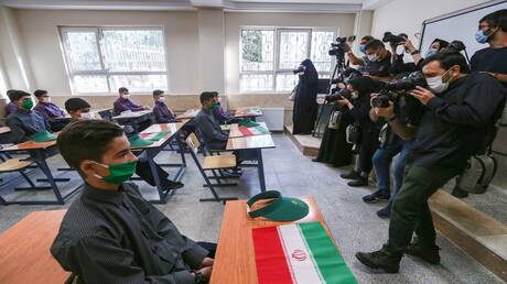 إيران تغلق مدارسها في الإمارات والكويت