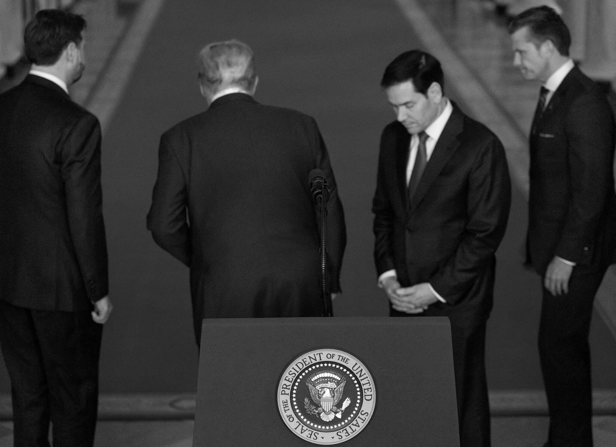 ترامب يتردد في توجيه ضربة لإيران