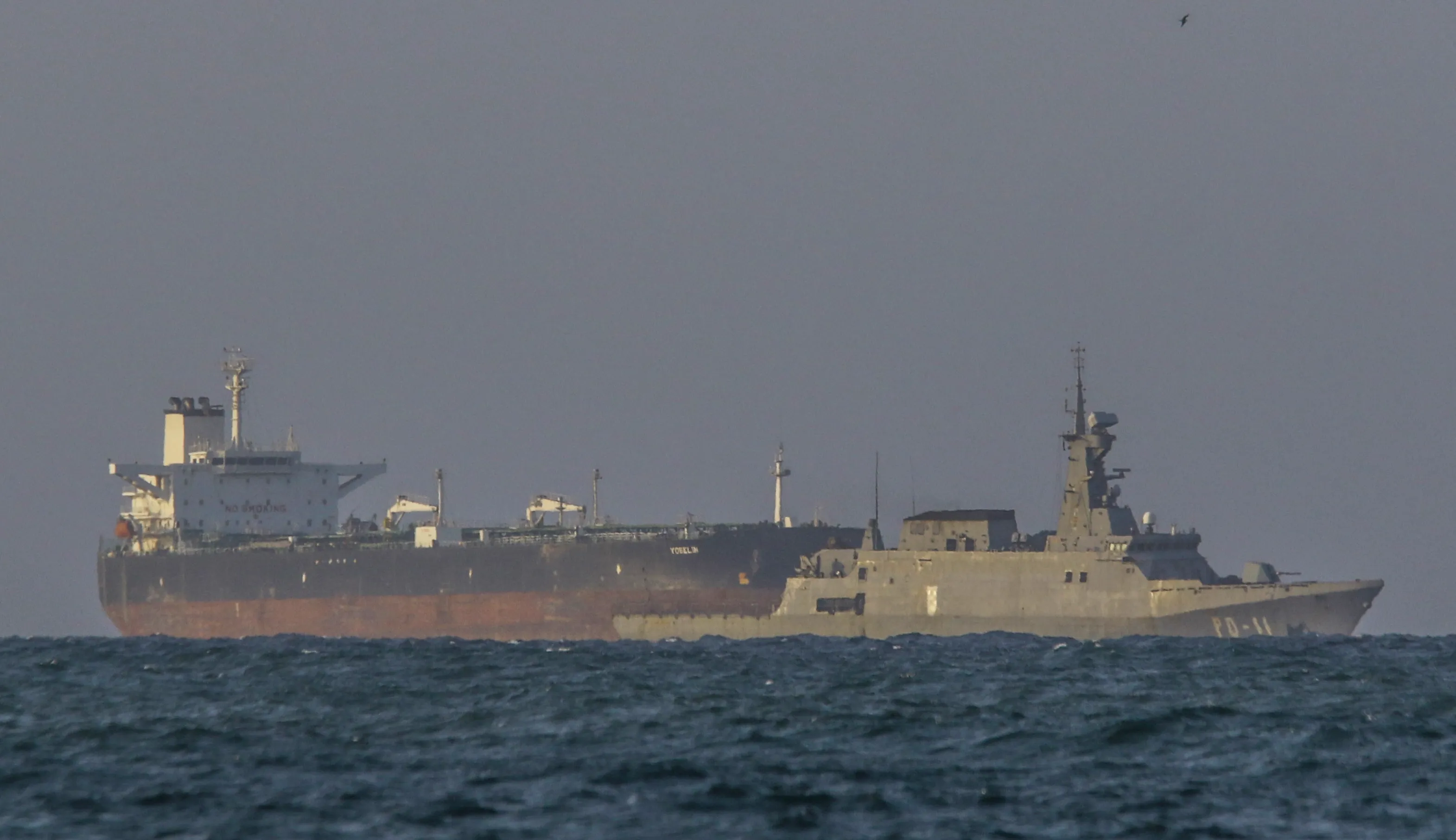 ترامب يدعو إيران لوقف رسوم ناقلات النفط