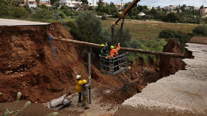 عاصفة تضرب اليونان وتؤدي إلى وفاة رجل وتعطيل النقل