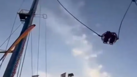 سقوط ركاب لعبة المقلاع في إشبيلية بعد انقطاع كابل