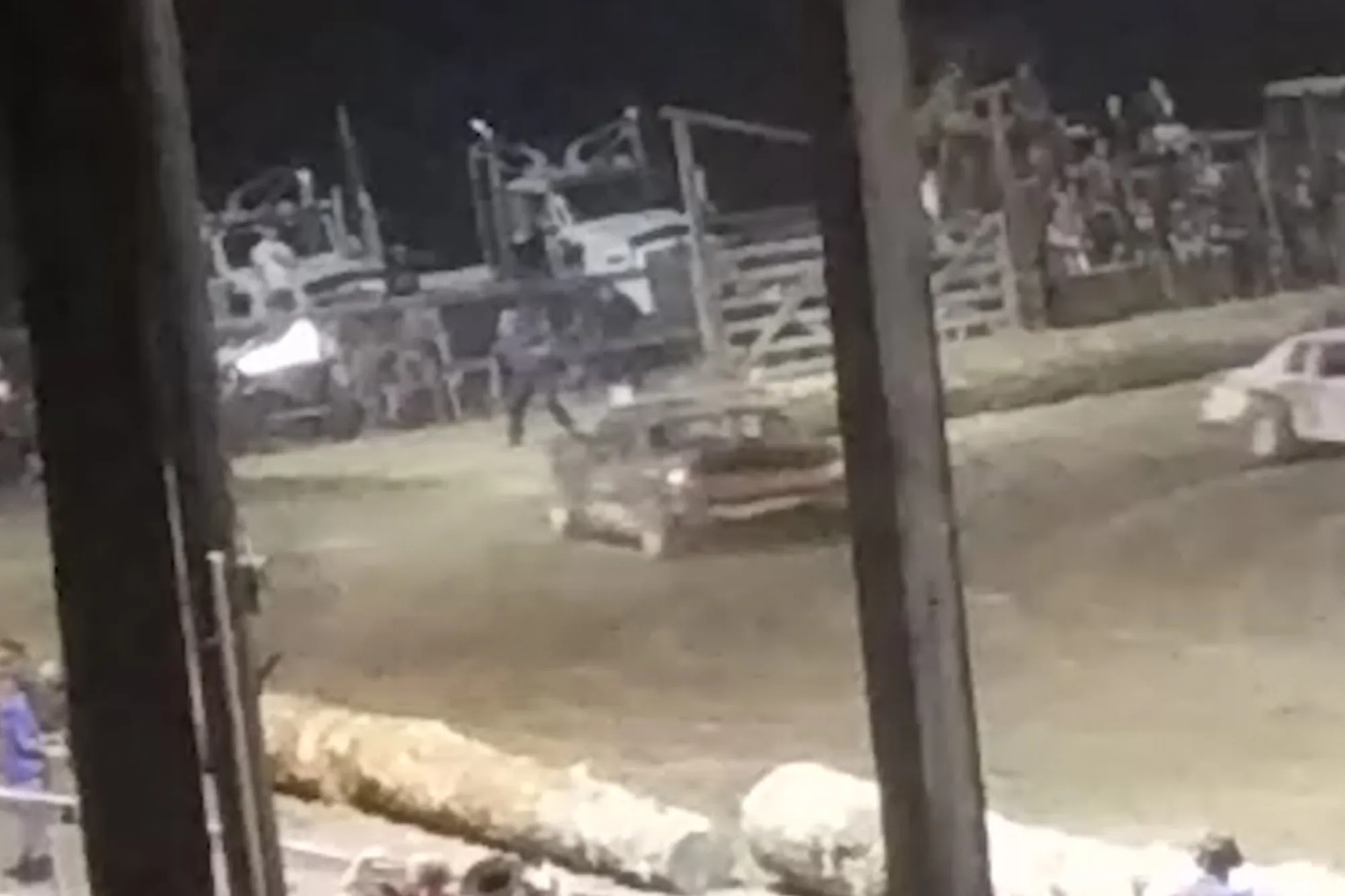 Unfall in Derby: Auto kollidiert mit Menschenmenge