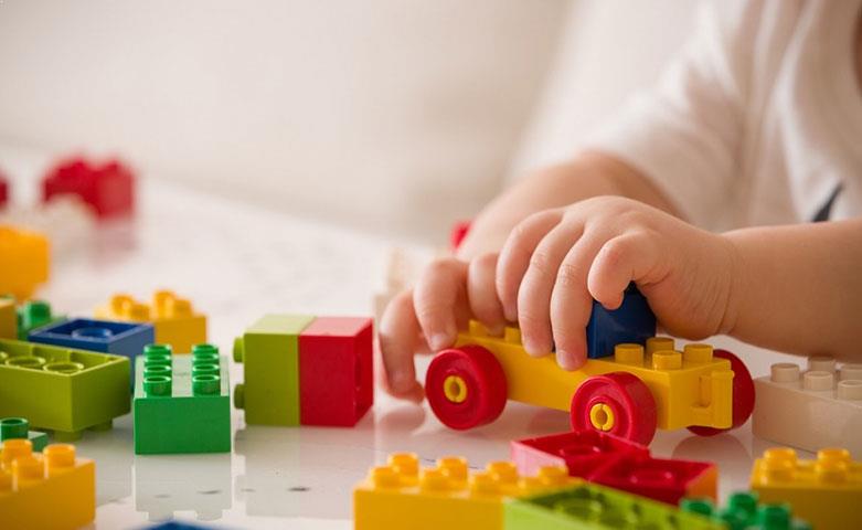 اختيار ألعاب الأطفال: أهمية تقليل مخاطر البلاستيك