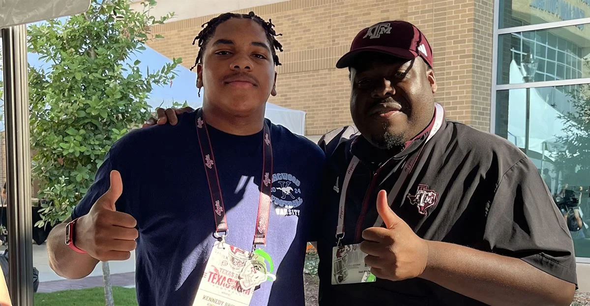 تكساس إيه آند إم يوقع مع كينيدي براون