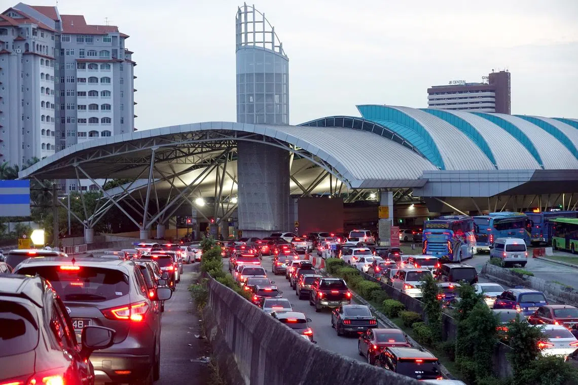 ازدحام مروري في نقاط تفتيش سنغافورة خلال عيد العمال