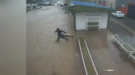 Retter rettet Mädchen aus Überschwemmungen in Machatschkala