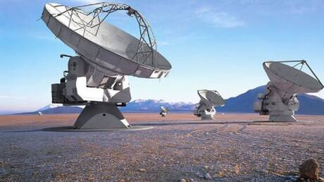 اكتشاف حلقة غاز دافئة عملاقة تحيط بنجم حديث