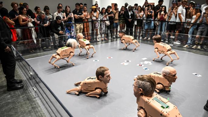 كلاب روبوتية تعيد تشكيل مفهوم السلطة في الفن