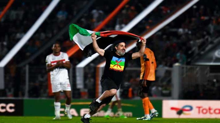 لاعب برشلونة يرفع علم فلسطين ويثير جدلاً