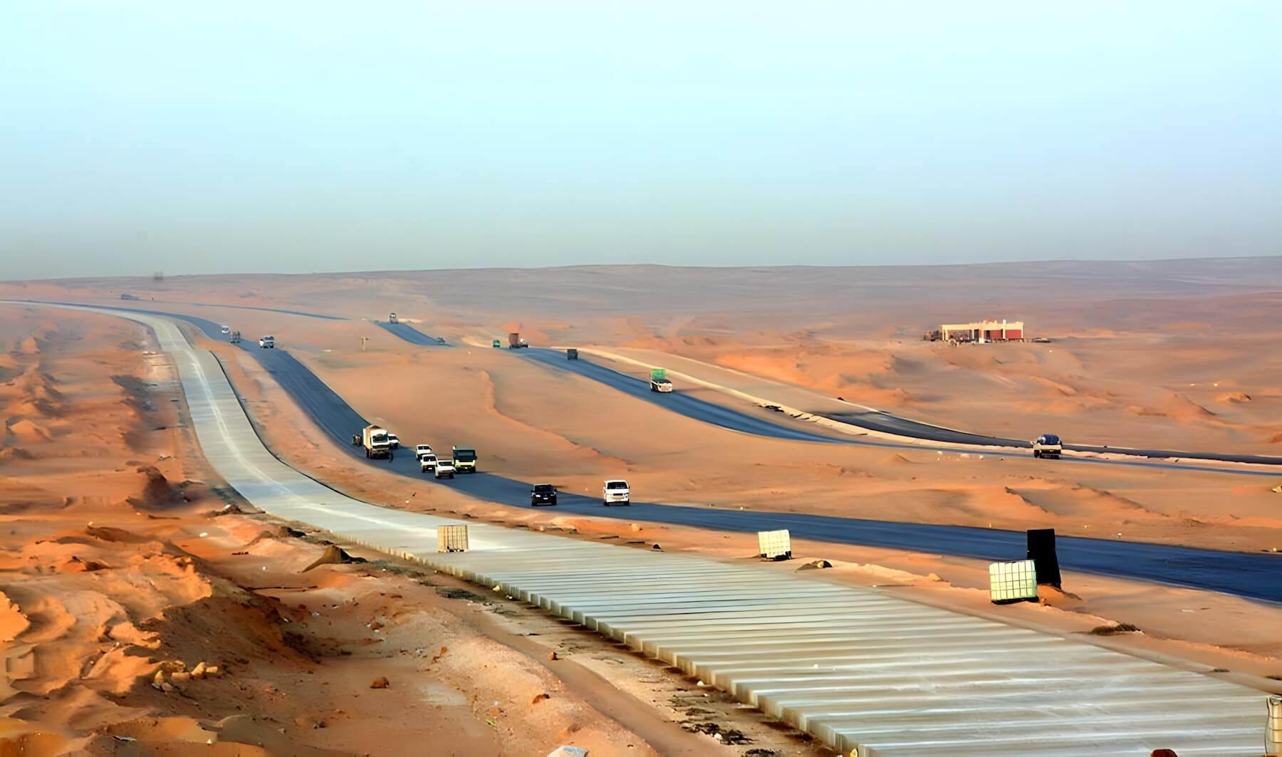 Beseitigung von Sanddünen auf der Straße von Dirot nach Farafra