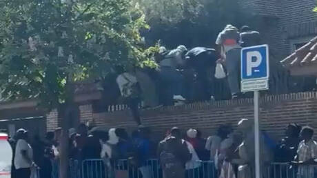 فوضى في مدريد: مهاجرون يقتحمون السفارة الغامبية