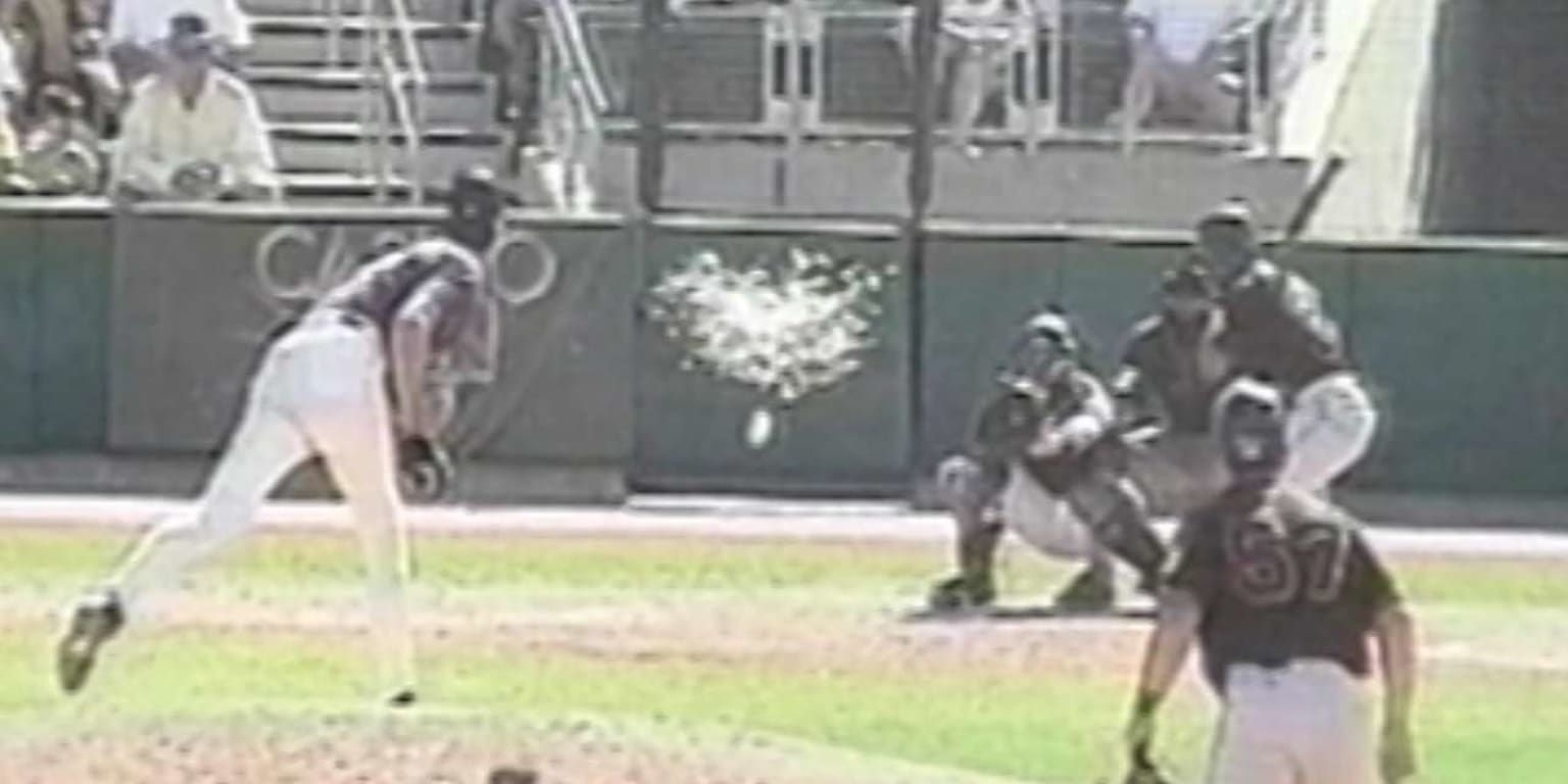 Randy Johnson frappe un oiseau avec un lancer de baseball