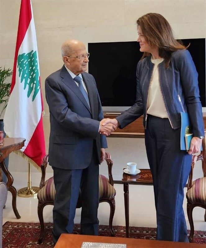 تباين مواقف عون وقاسم حول السلاح والتفاوض في لبنان