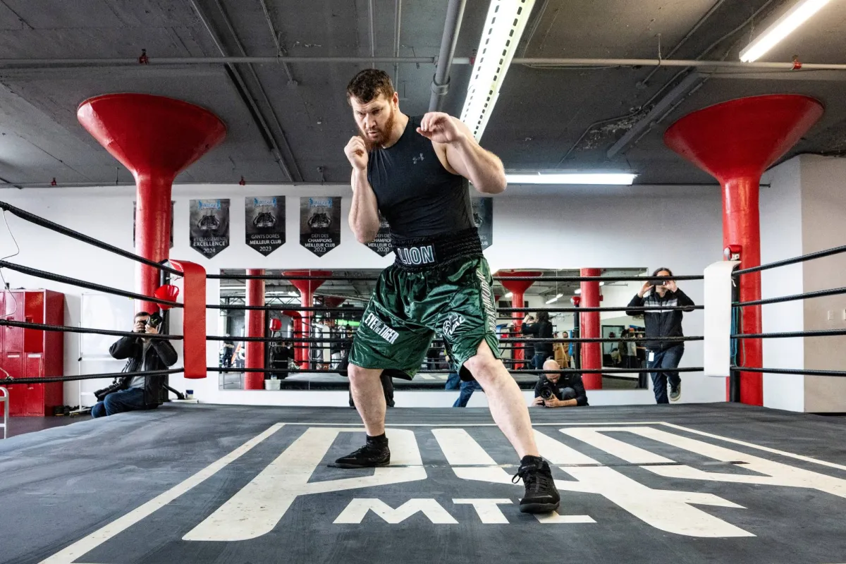 محمودوف يواجه فيوري: نزال مثير في الملاكمة