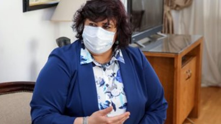 وزيرة الثقافة تتابع العمل عن بُعد في أول يوم تطبيق النظام