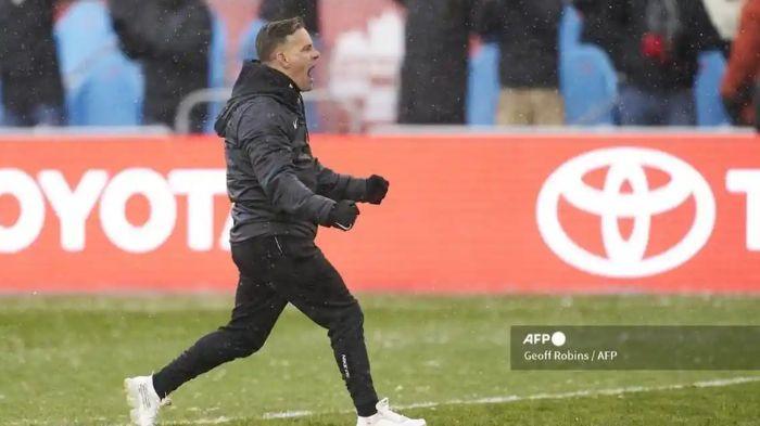 John Herdman spielt Fußball mit Einheimischen in Indonesien