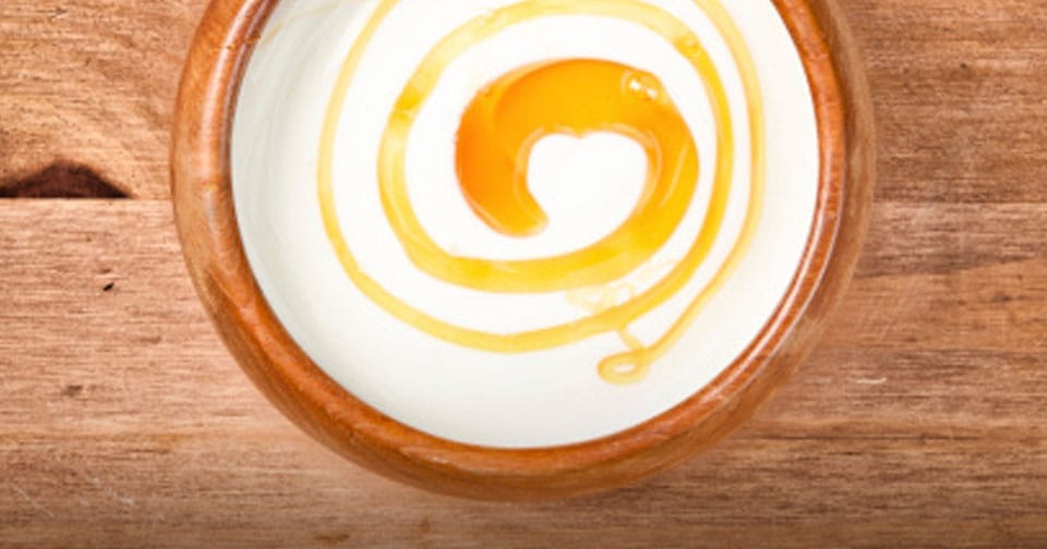 Masque naturel pour cheveux secs avec œuf, miel et yaourt