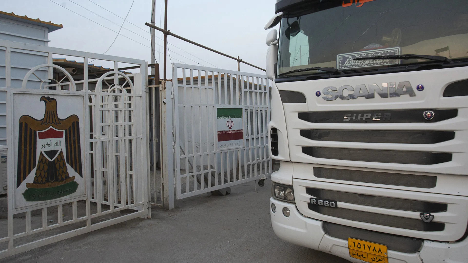 معاناة سائقو الشاحنات على الحدود العراقية الإيرانية