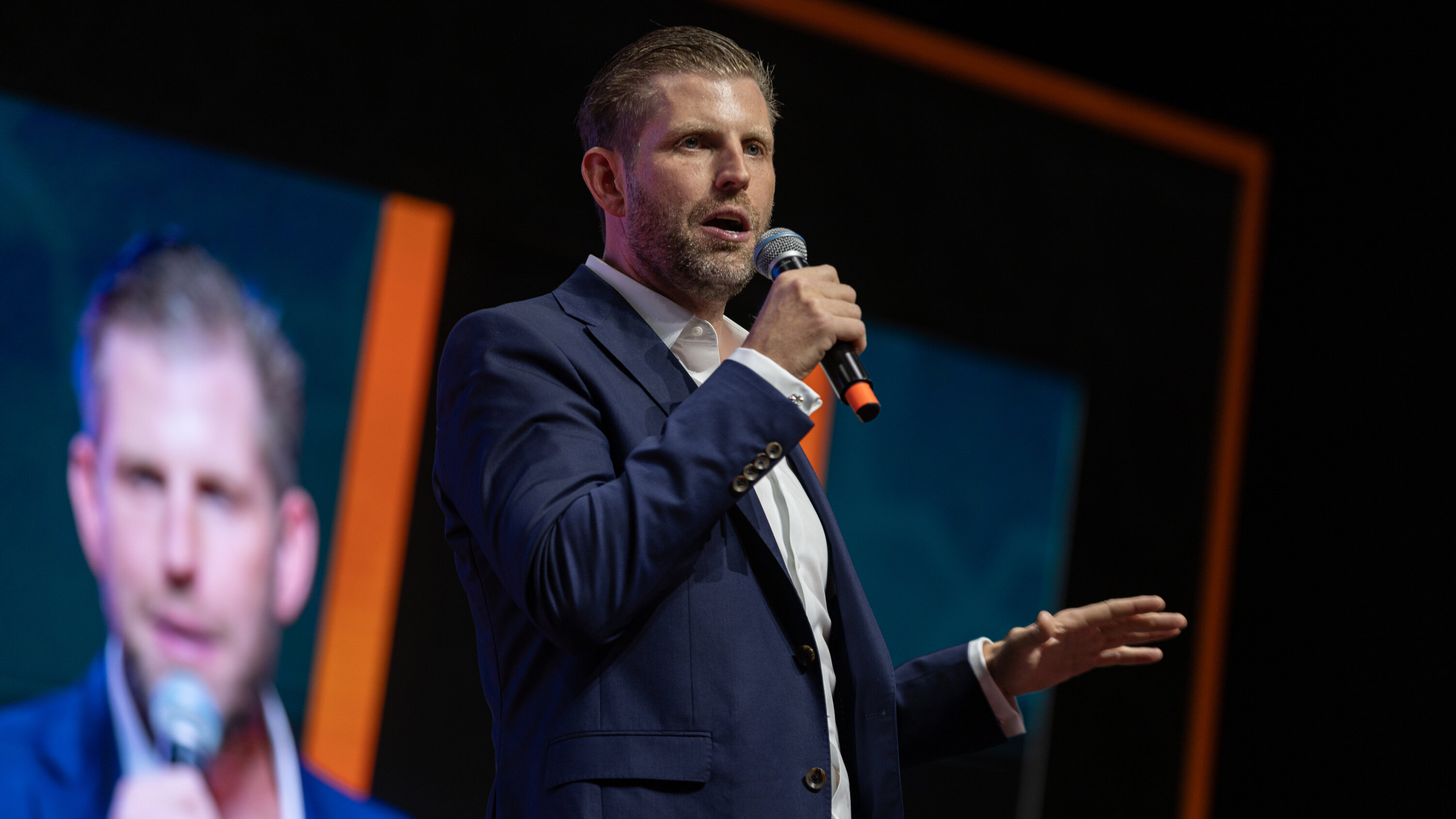 انخفاض عملة ترمب رغم دعمه للكريبتو