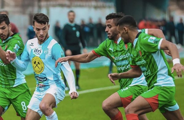 مولودية الجزائر يقترب من لقب الدوري بعد فوزه على أقبو